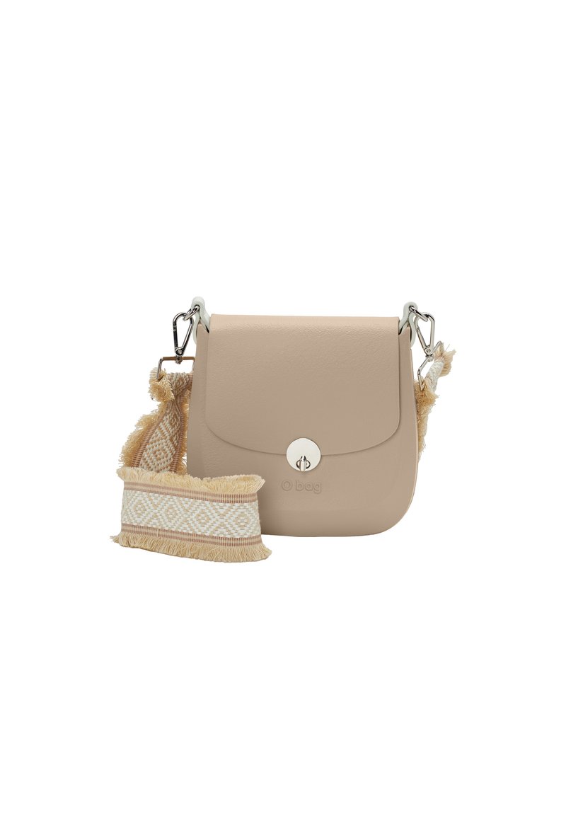 Borsa a tracolla in pelle beige con chiusura a patta, hardware argentato e una tracolla con texture a motivo che presenta accenti crema e tortora.