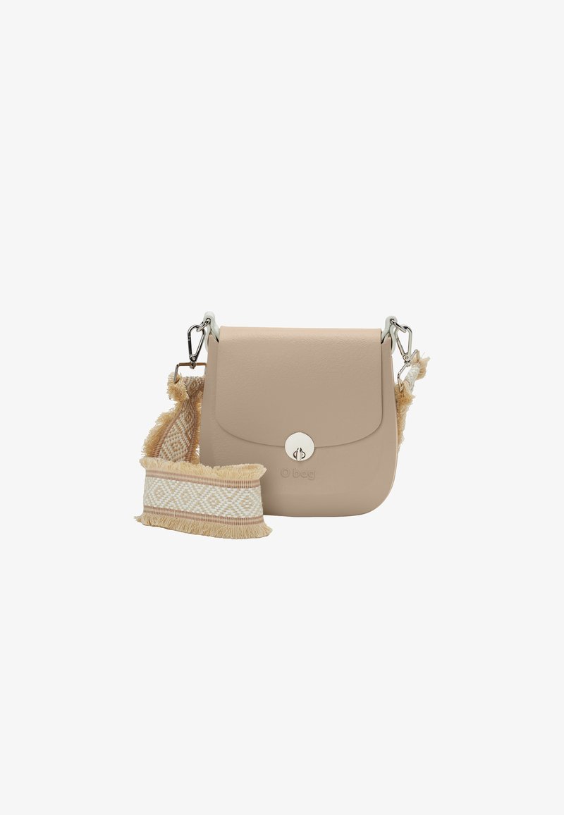Borsa a tracolla in pelle beige con chiusura a patta, hardware argentato e una tracolla con texture a motivo che presenta accenti crema e tortora.