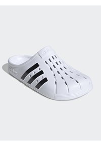 Infradito in plastica bianca con fori di ventilazione, logo a tre strisce neri e suola testurizzata per una migliore aderenza. Design leggero, stile open-toe.