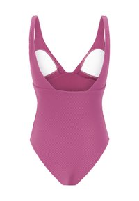 Jednodielne plavky z textúrovaného svetloružového materiálu, ktoré majú široké ramienka, nízke chrbát a priliehavý, štíhly tvar.