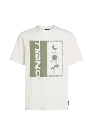 Witte katoenen t-shirt met groene grafische prints, waaronder de tekst "O'Neill" en "FIRST IN LAST OUT," met ontwerpen van een palmboom en zon.
