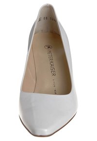 Weißer Lederpumps mit spitzer Spitze, glatter Textur und minimalistischem Design. Verfügt über ein beigefarbenes Futter und ein dezentes Logo im Inneren.