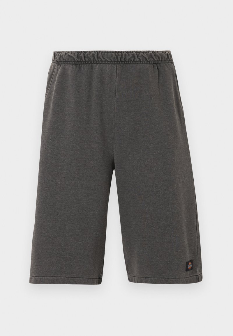 Pantalones cortos de longitud hasta la rodilla en gris oscuro con cintura elástica y bolsillos laterales, con un pequeño logotipo de la marca cerca del dobladillo inferior en una pierna.