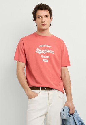 Pepe Jeans, PEPE JEANS PRINT T-SHIRT JIMMY TEE - Print T-shirt - cinnabar red