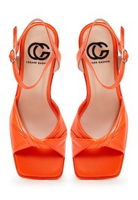 Paire de sandales slingback en cuir orange vif avec bouts carrés et brides torsadées, marquées Cesare Gaspari à l'intérieur des semelles.