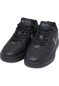 Schwarze Sneakers mit Schnürdesign, aus Leder mit perforierten Akzenten und Gummisohle. Enthält weiße Logo-Details.