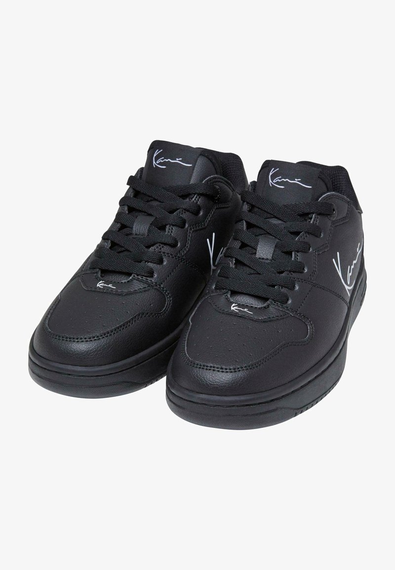 Schwarze Sneakers mit Schnürdesign, aus Leder mit perforierten Akzenten und Gummisohle. Enthält weiße Logo-Details.
