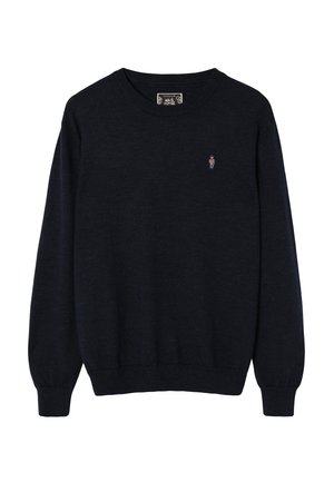 Marineblauwe crewneck-trui gemaakt van zacht stof, met geribbelde manchetten en zoom. Klein geborduurd berenontwerp op de linkerborst.