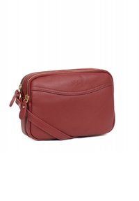 Borsa a tracolla rossa in pelle con finitura strutturata, dotata di hardware dorato, chiusura con zip e tracolla regolabile. Presenta un dettaglio con cucitura curva.