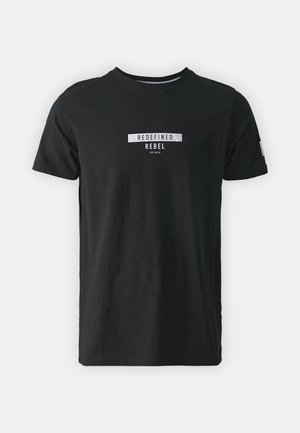 Zwart katoenen T-shirt met korte mouwen, ronde hals en wit bedrukt tekst "REDEFINED REBEL EST. 2010" gecentreerd op de voorkant.