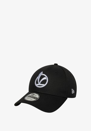 Cappello da baseball nero regolabile con visiera curva, dotato di un logo astratto ricamato bianco sul davanti e un piccolo emblema laterale.