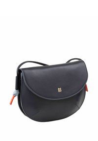 Borsa a spalla in pelle blu navy con forma curvata, chiusura a patta magnetica, dettagli grigi e arancioni, e logo dorato sul davanti.