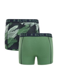 Dve pare bokseric. Ena ima črno in zeleno kamuflažno zasnovo; druga je enobarvno zelena s temnomodrim pasom z napisom "R BLUE RIDGE."