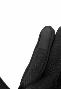 Schwarze Handschuhe bestehen aus einem strukturierten Stoff mit Fischgrätmuster. Silikonakzente an den Fingerspitzen verbessern den Grip und die Funktionalität.