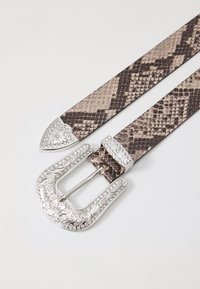 Ceinture en simili cuir serpent marron et beige avec une boucle en argent ornée de gravures florales et d'embellissements.