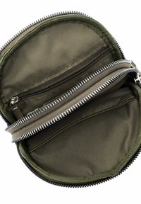 Lukket pouch i olivengrønt stof; har én hovedlomme og en inderlomme. Glat tekstur med kontrastfarvet hardware.