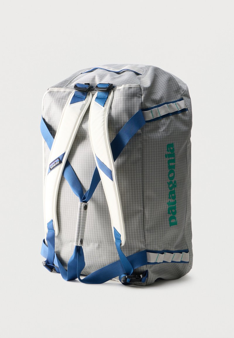 patagonia black hole duffel azul 70L Discover the ultimate travel companion designed for the discerning adventurer who values both sustainability and functionality Patagonia BLACK HOLE DUFFLE 60L