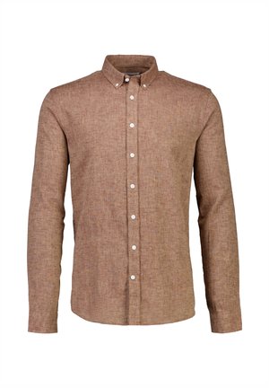 Camisa marrón abotonada hecha de tela texturizada, con cuello, mangas largas y botones blancos en la parte delantera.