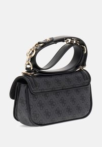 Borsa nera con un motivo testurizzato, dotata di manico superiore e catena con rifiniture dorate. Forma arrotondata con tracolla in pelle liscia e lati.
