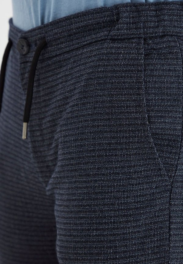 TRAVIS - Trousers - insignia b3