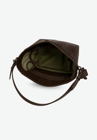 Brun, tekstureret håndtaske med åben top, der har en grøn inderside og en lynlåslomme. Inkluderer en justerbar rem til at bære med.