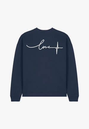 Marineblauw sweatshirt met een ronde halsontwerp. Heeft witte handgeschreven "liefde" tekst en een hartslaglijn grafiek op de achterkant. Zachte textuur.