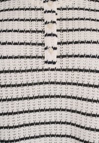 Sweter wykonany z dzianiny z fakturowanym wzorem z naprzemiennymi czarnymi paseczkami na białym tle, pięcioma guzikami przy dekolcie oraz otwartą strukturą.