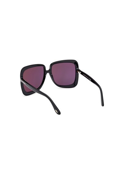 Gafas de sol cuadradas negras con lentes púrpuras oscuros. Montura de plástico elegante con textura suave y brazos delgados y curvados. Acento dorado en la bisagra.