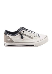 Baskets en cuir blanc avec des accents gris, comportant une fermeture éclair sur le côté, un bout rond et une semelle en caoutchouc texturée ; inclut des détails de marque.
