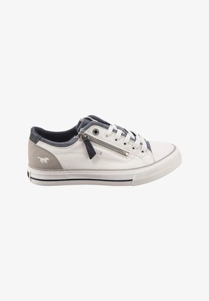 Baskets en cuir blanc avec des accents gris, comportant une fermeture éclair sur le côté, un bout rond et une semelle en caoutchouc texturée ; inclut des détails de marque.