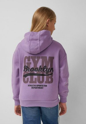 Lila Kapuzenpullover mit großem schwarzem Grafikdesign auf der Rückseite, das "GYM Brooklyn CLUB" mit gestreiften Details zeigt, aus weichem Material und mit vorderer Kängurutasche.