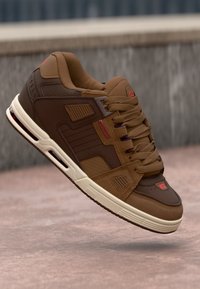 SABRE-Sportaapavi-brown