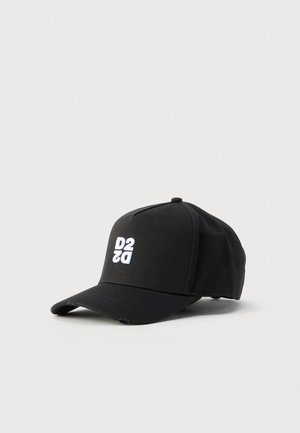 Schwarze Baseballkappe aus Stoff mit gebogenem Schirm. Verfügt über ein weißes "D2"-Logo auf der Vorderseite, eine strukturierte Passform und einen verstellbaren Riemen auf der Rückseite.