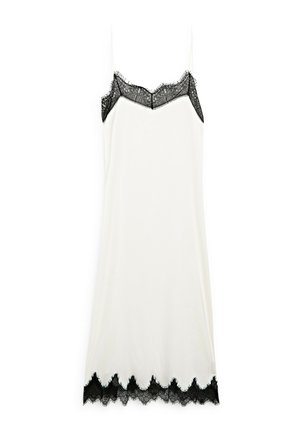 Hvid glidende kjole med delikate sorte blonde detaljer ved udskæringen og kanten, med tynde stropper og en glat tekstur.