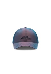 Caps med en ombre-fargegradient fra lilla til blå, laget av glatt stoff, med brodert tekst "Les Deux" på fronten.