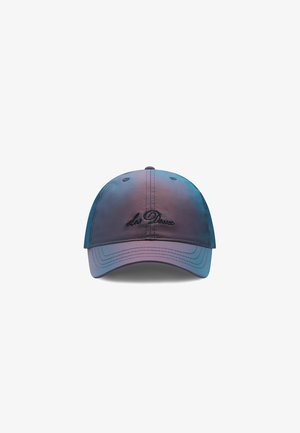 Cap mit einem Ombre-Farbmuster von Lila zu Blau, aus glattem Stoff, mit gesticktem Text "Les Deux" auf der Vorderseite.
