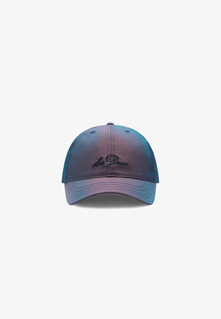 Cap mit einem Ombre-Farbmuster von Lila zu Blau, aus glattem Stoff, mit gesticktem Text "Les Deux" auf der Vorderseite.