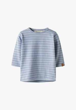 Gaiši zila garām piedurknēm bērnu krekls ar plānām baltām horizontālām svītrām un mazu brūnu uzrakstu pie aproces uz balta fona.