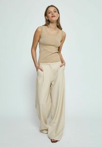 PEPPERCORN REMI U-NECK TANK - Viršus - met safari sand metallic