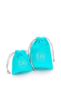 Deux pochettes à cordon turquoises de tailles différentes avec des cordons argentés, toutes deux imprimées avec le logo "Elli We Jewels" en blanc.