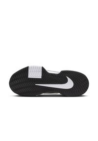 Sole di scarpa sportiva Nike in gomma nera con motivo a chevron, dettaglio del logo bianco e superficie testurizzata per aderenza e durata.