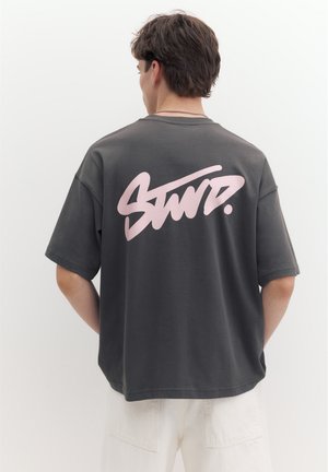 PULL&BEAR BOXY LOGO T-SHIRT STWD - Tričko s potlačou - grey