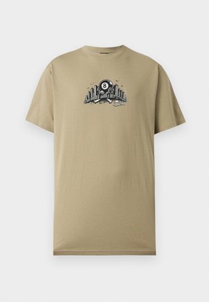 Κοντομάνικο μπλουζάκι σε ταμπά χρώμα με γραφικό ενός 8-μπαλάκι με χέρια πάνω από κτίρια πόλης και το κείμενο "Santa Cruz" στο κέντρο μπροστά.