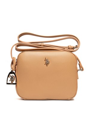 Bolso bandolera de cuero color tostado con correa ajustable, acabado texturizado y pequeño logo metálico de jinete a caballo en el frente, además de un colgante adjunto.