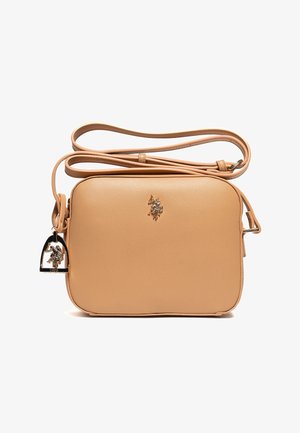 Bolso bandolera de cuero color tostado con correa ajustable, acabado texturizado y pequeño logo metálico de jinete a caballo en el frente, además de un colgante adjunto.