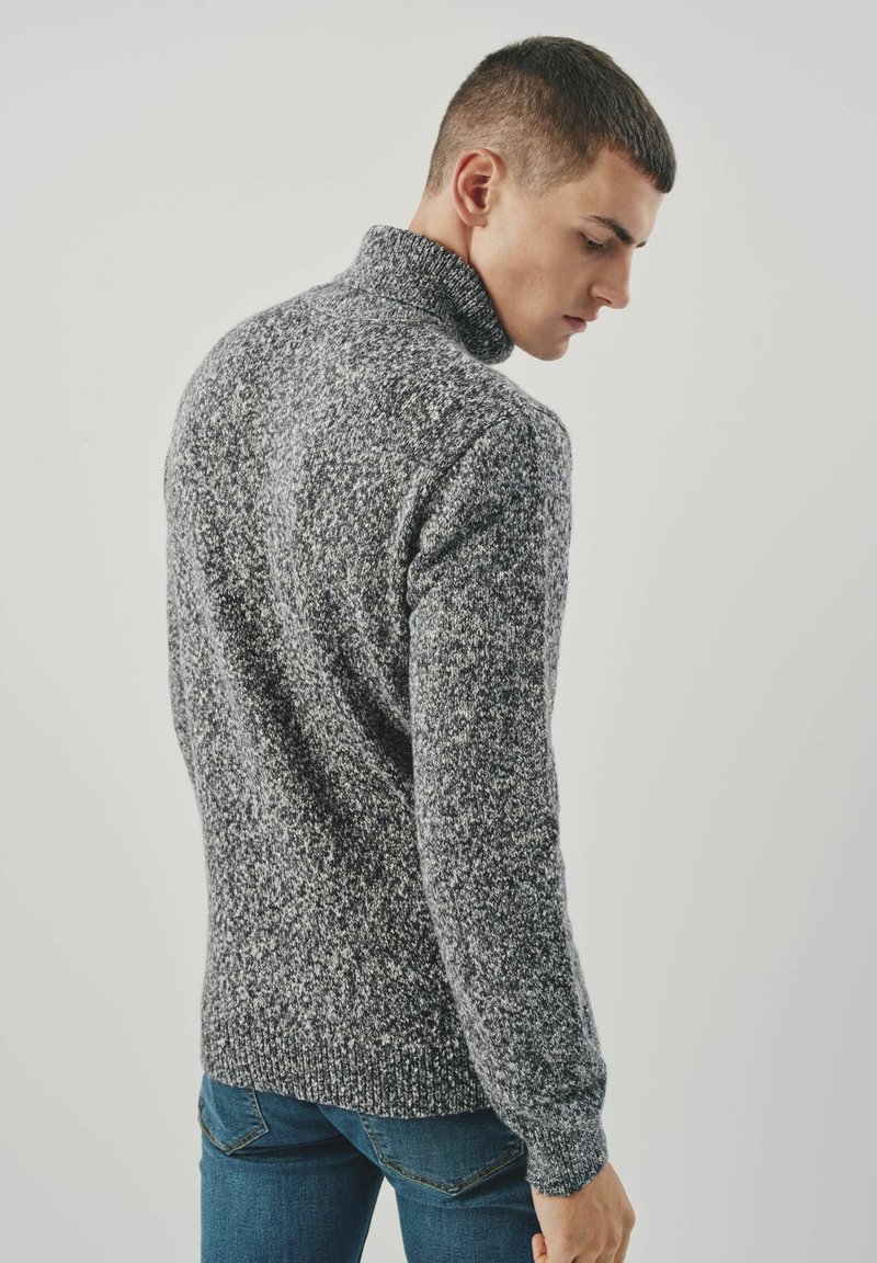 Szary sweter z dzianiny z wysokim kołnierzem, prążkowanymi mankietami i dolną krawędzią, z teksturowanym wzorem i dopasowanym krojem.