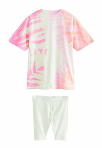 Koszulka z tie-dye w pastelowych odcieniach różu i zieleni, z krótkimi rękawami oraz napisem "Kind Cool Vibes"; zestawiona z jasnoszarymi legginsami.