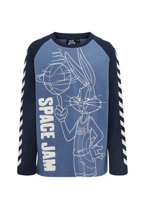 Blå langærmet skjorte med mørke ærmer med hvide vinkler og Bugs Bunny, der spinner en basketball med teksten "Space Jam".