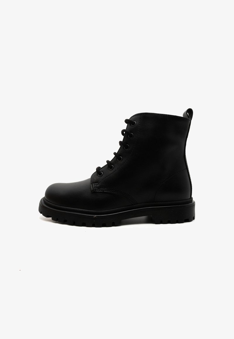 Botte de cheville en cuir noir avec bout rond, semelle en caoutchouc robuste, six œillets pour les lacets et une languette à l'arrière. Texture lisse.