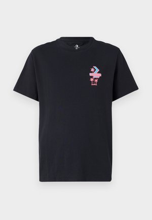 Mustriga must puuvillane T-särk, mille vasakul rinnal on värviline graafiline trükk roosa, sinise ja valge kujundusega. Lühikesed varrukad.